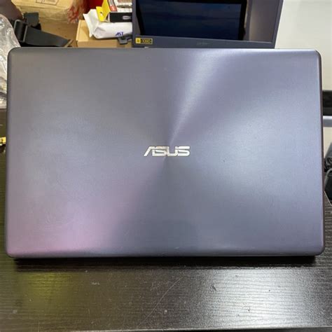 ASUS VivoBook 15 (X542UA) .